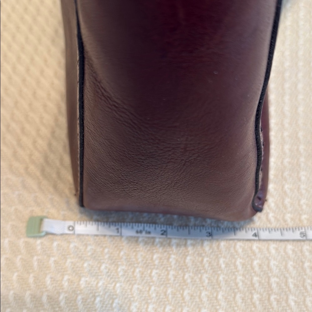 Fossil Brown Leather Shoulder Bag with Timeless Design - Picture 7 of 13